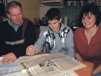 Dnes s rodinou. Červenkovi mají dodnes schované Karlovarské noviny, které v roce 1996 informovaly o narození malého Ondřeje.